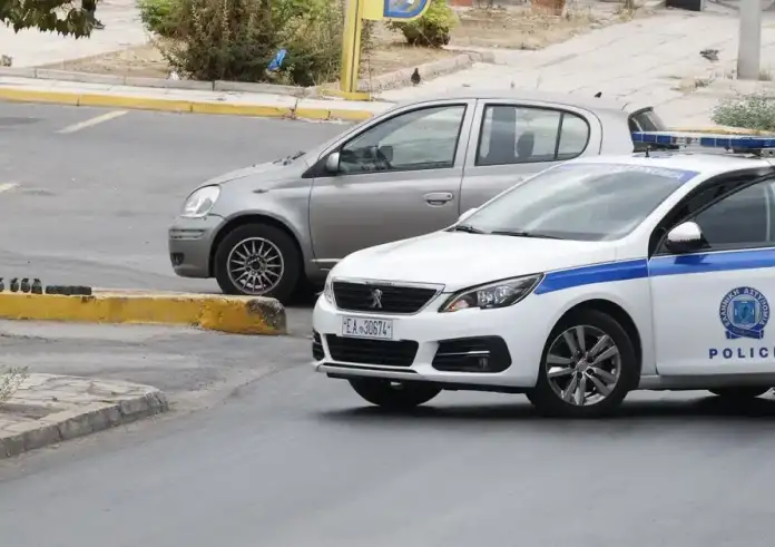 Ανθρωποκυνηγητό για τους άνδρες που πέταξαν το τσαντάκι με τις χειροβομβίδες στο Κερατσίνι – «Θέμα χρόνου η σύλληψη»