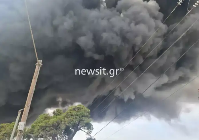 Έκρηξη σε επιχείρηση στην Κάτω Κηφισιά – Μαύροι καπνοί έχουν πνίξει την περιοχή