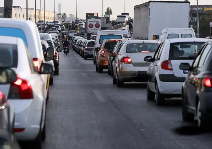 Κίνηση τώρα: Χάος στον Κηφισό εξαιτίας τροχαίων, «κόκκινη» Κηφισίας και η Αττική Οδό