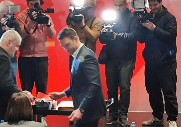 ΣΥΡΙΖΑ: Κοπή της πίτας από τον Κασσελάκη στην ΚΕ – Ποιος κέρδισε το φλουρί