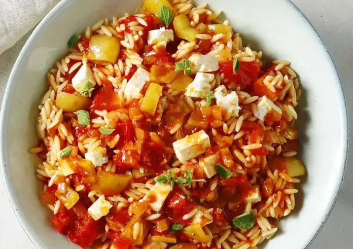 Κριθαράκι με φρέσκια ντομάτα και φέτα