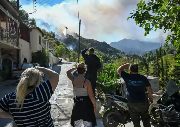Φωτιά στο Ξυλόκαστρο: Τιτάνια μάχη με τις αναζωπυρώσεις και νέα 112 για εκκένωση των περιοχών Χελυδόρεο και Ζάχολη