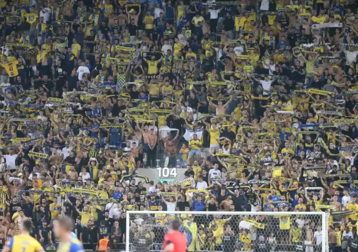 Οπαδοί της Μακάμπι Τελ Αβίβ ξυλοκόπησαν άνδρα με παλαιστινιακή σημαία στο Σύνταγμα