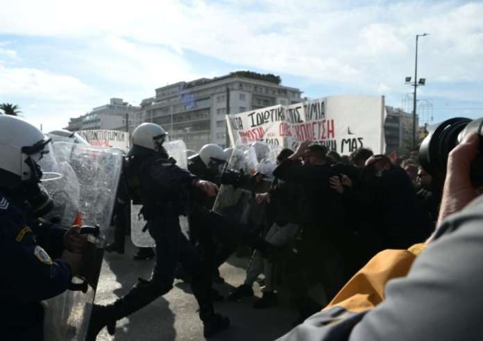 Χημικά και συμπλοκές μεταξύ ΜΑΤ και φοιτητών στο συλλαλητήριο