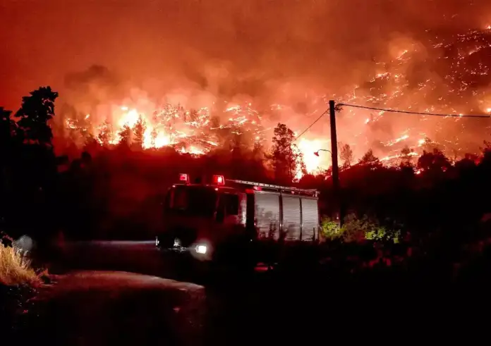 Φωτιά στο Ξυλόκαστρο: Μάχη με τις ενεργές εστίες, καταστροφές σε σπίτια και καλλιέργειες
