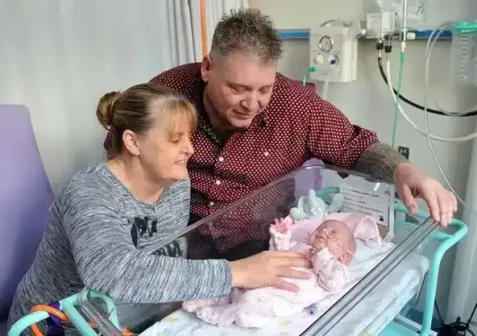 Το μωρό που γεννήθηκε ελαφρύτερο από ένα πακέτο ζάχαρη και χωρούσε σε σακουλάκι για τοστ