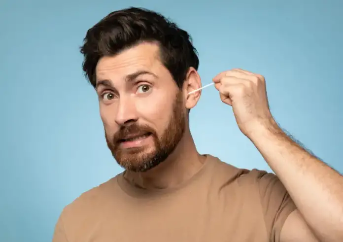 Σταματήστε τις μπατονέτες – Ειδικοί δίνουν συμβουλές για τον σωστό καθαρισμό των αυτιών