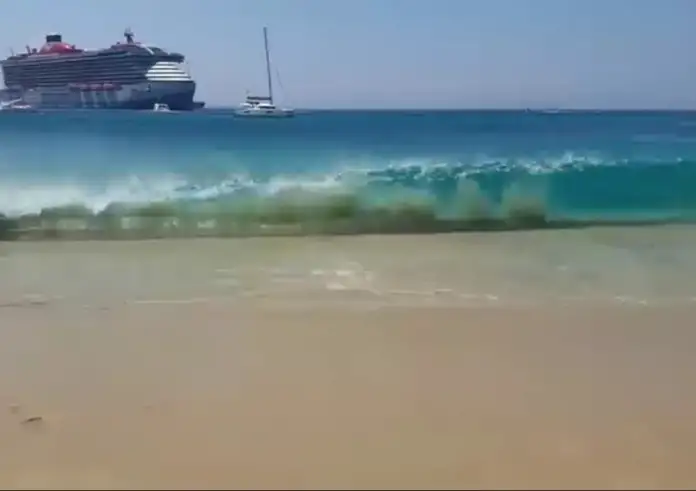 Μύκονος: Κύματα πλοίου έφεραν πανικό και τραυματισμούς σε παραλία - Συνελήφθη ο πλοίαρχος