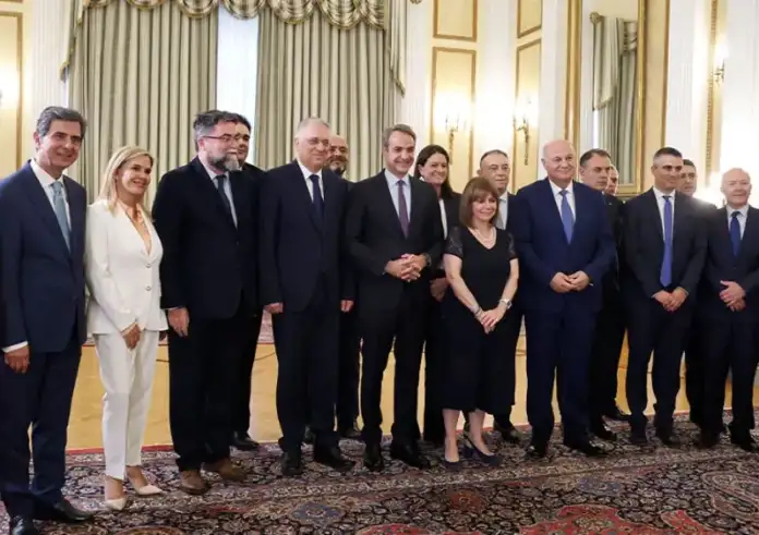 ΝΔ: «Φτωχός» ανασχηματισμός με ερωτήματα και το βλέμμα στην ακρίβεια