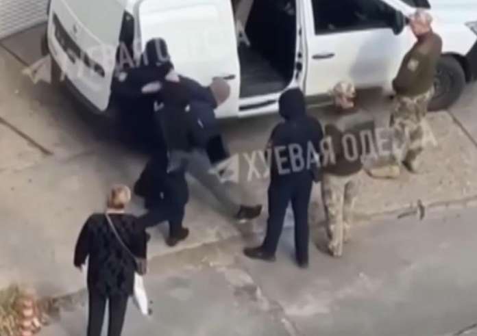 Ουκρανία: Ξύλο σε νέους που προσπαθούν να αποφύγουν την επιστράτευση