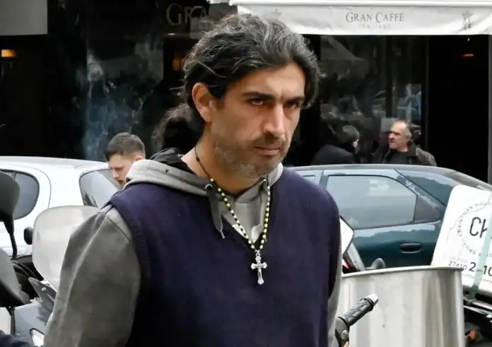 «Παλαιοχριστιανός»: «Έπιασαν από τον λαιμό την κόρη μου, έδειραν τον γιο μου» – Τι υποστηρίζει ο Μανώλης μετά τη σύλληψή του