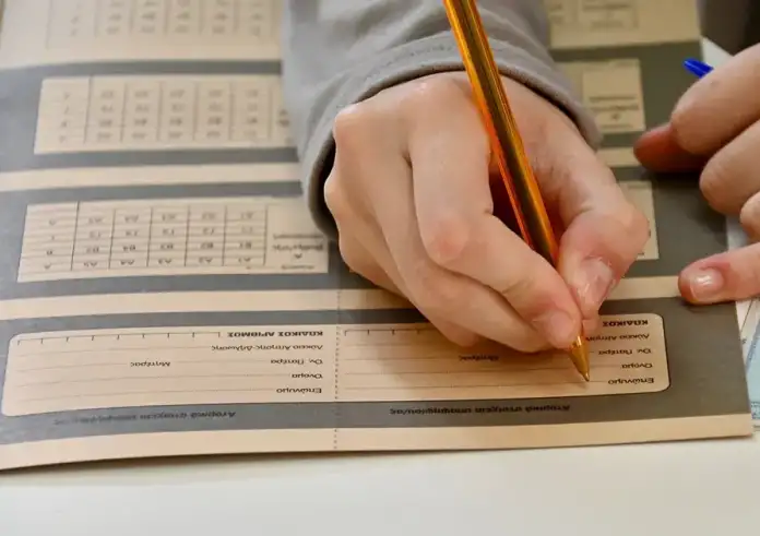 Εύβοια - Πανελλήνιες 2025: Έσκυψε να πιάσει το στυλό και φάνηκαν τα σκονάκια