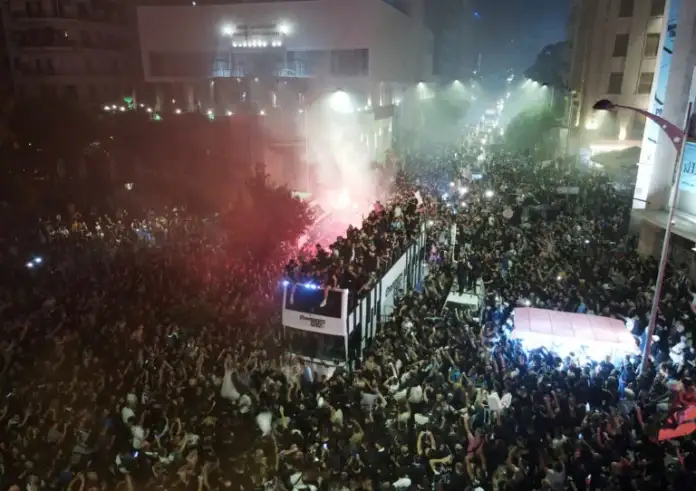 Η κούπα του πρωταθλητή στον ουρανό της Θεσσαλονίκης . Ξέφρενοι πανηγυρισμοί από τους οπαδούς του ΠΑΟΚ