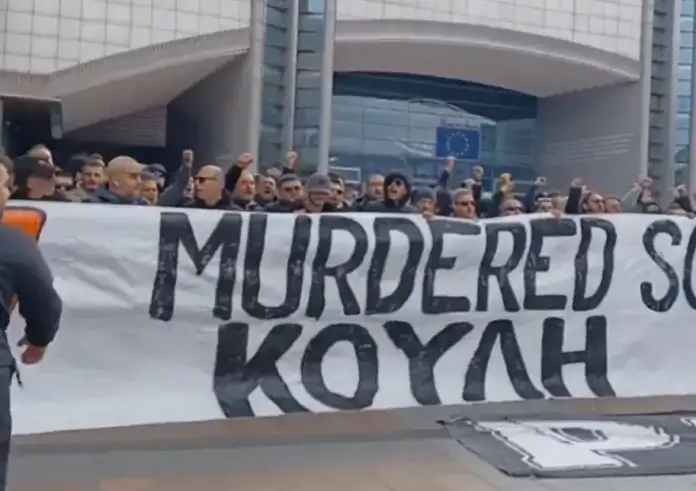 Οπαδοί του ΠΑΟΚ έξω από το ευρωκοινοβούλιο με πανό για τα Τέμπη - 57 ψυχές ζητούν δικαίωση