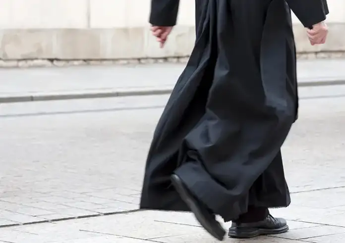 Επεισόδιο στον Κηφισό: 22χρονος επιτέθηκε σε 73χρονο ιερέα που πήγαινε σε σχολείο για τον αγιασμό