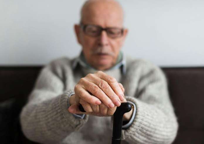 Το Πάρκινσον δεν είναι μοιραίο: Οι δύο γιατροί που υποστηρίζουν ότι προλαμβάνεται –