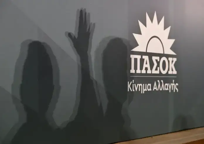 Ντέρμπι για Ανδρουλάκη – Δούκα στο ΠΑΣΟΚ και πρωτιά Κασσελάκη στον ΣΥΡΙΖΑ, δείχνει δημοσκόπηση της Interview