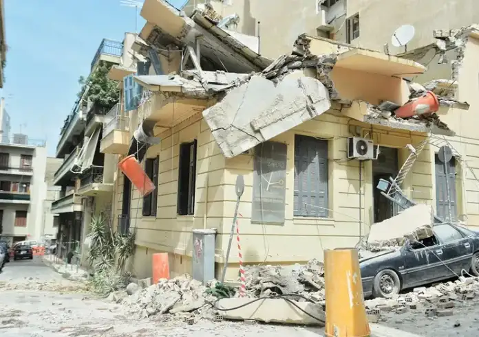 Κατάρρευση κτιρίου στο Πασαλιμάνι: «Όλοι οι εργάτες ήταν ανασφάλιστοι – Δεν υπήρχε κανένα μέτρο προστασίας»