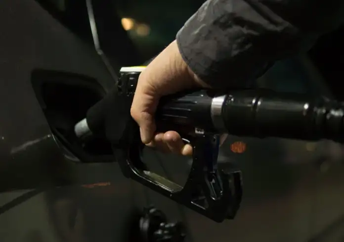 9 στους 10 οδηγούς δεν ξέρουν ότι υπάρχει - Ποιο είναι το άγνωστο «εργαλείο» που κρύβεται στην τάπα της βενζίνης