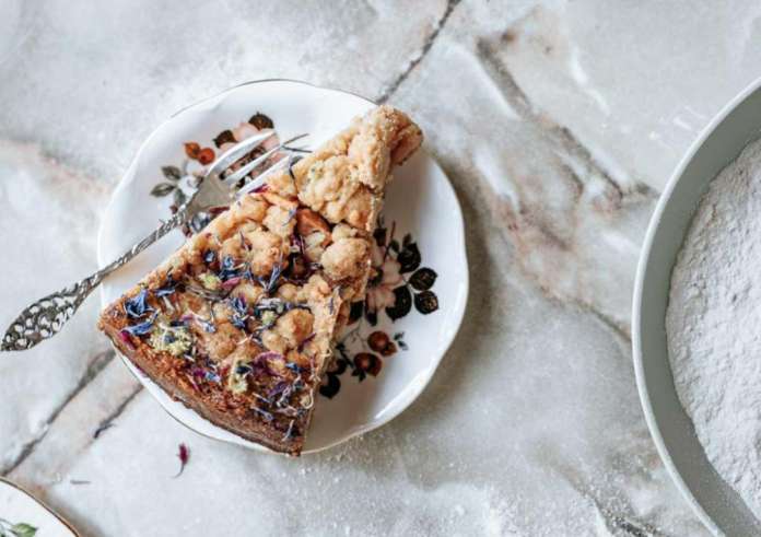 Φθινοπωρινό κέικ με μήλα και σταφίδες