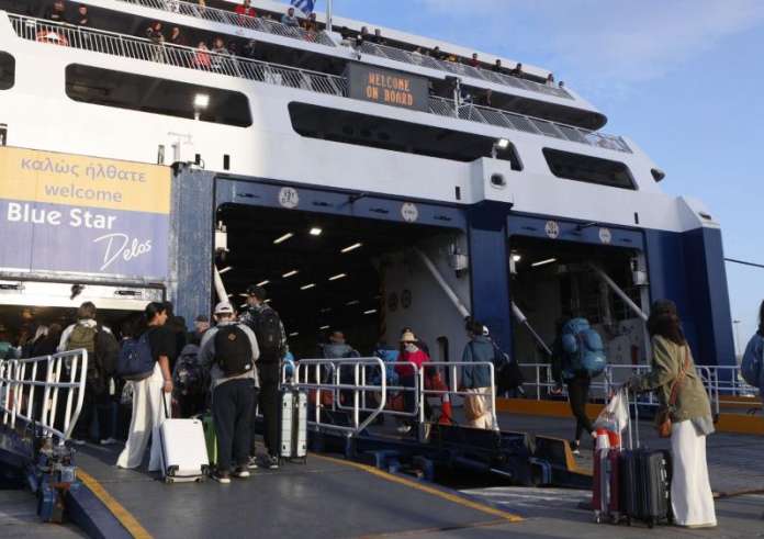 Έκπτωση έως 50% σε ακτοπλοϊκά και αεροπορικά εισιτήρια τα Χριστούγεννα – Ποιοι είναι οι δικαιούχοι