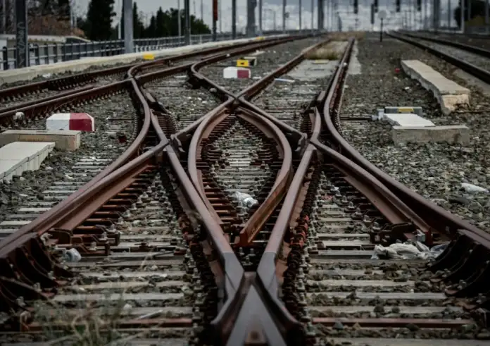 Σφοδρή σύγκρουση τρένου με αυτοκίνητο στο Κιλκίς – Νεκρός ο οδηγός