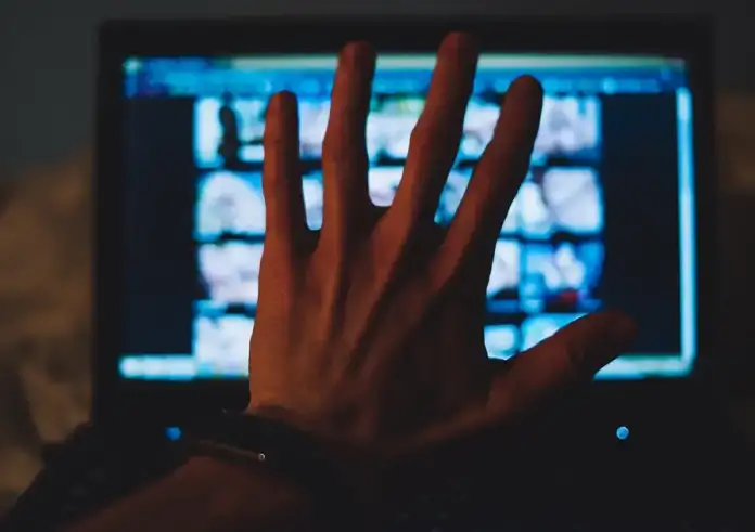 Καταδικάστηκε γνωστός παρουσιαστής για υπόθεση revenge porn – Το χρονικό της υπόθεσης