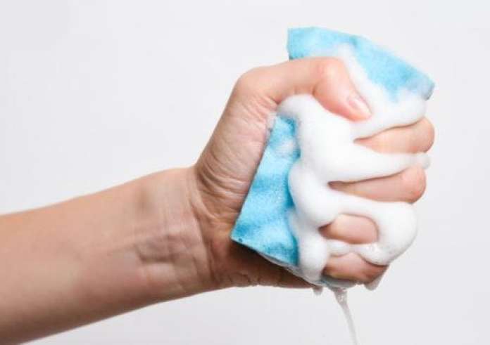 Καθαρίζεις πιάτα ή απλώνεις μικρόβια; Η αλήθεια για το σφουγγάρι και ο ασφαλέστερος τρόπος απολύμανσης