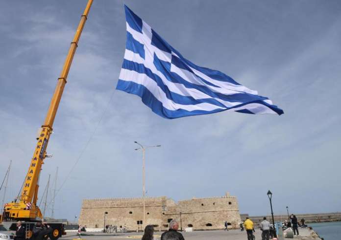Ηράκλειο: Σημαία 1,5 στρέμμα υψώθηκε στο λιμάνι του Ηρακλείου (Βιντεο)