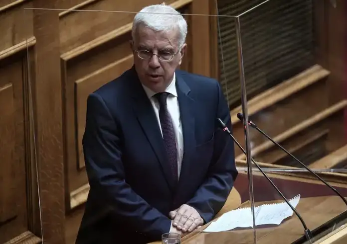Απειλητική επιστολή από τη Νεολαία της «Χρυσής Αυγής» στον Στράτο Σιμόπουλο επειδή ψήφισε τον γάμο ομόφυλο ζευγαριών