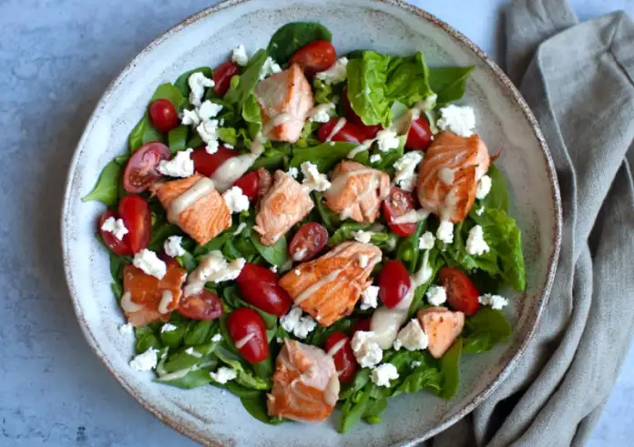 Σαλάτα με σολομό, ελιές και φέτα