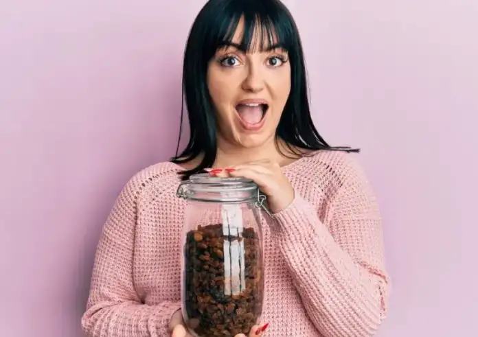 Τι συμβαίνει αν μουλιάσετε σταφίδες σε βάζο με νερό