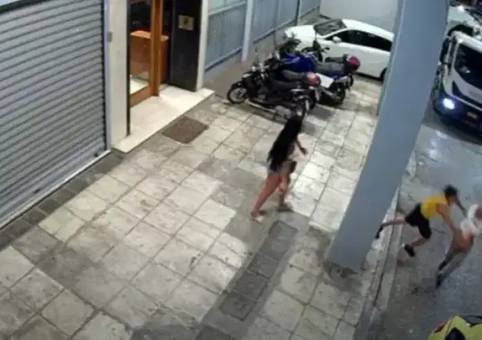 Ταξιτζής επιτέθηκε και τραυμάτισε διεμφυλική γυναίκα και τον φίλο της – Βίντεο