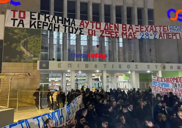 Ουρλιάζανε, κι εμείς μέσα στα αίματα δεν ξέραμε τι να κάνουμε – Συγκλονίζει επιζώσα των Τεμπών