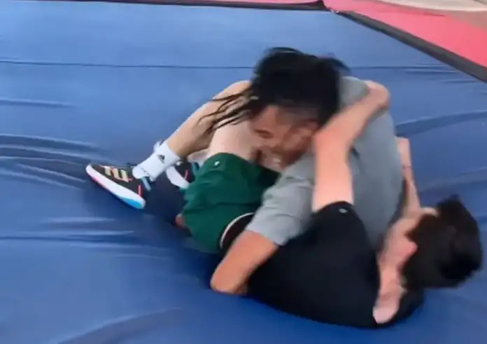 O Τεντόγλου υποδέχτηκε με πάλη τον Καραλή μετά τα 6 μέτρα: «Θα χτυπήσετε», τους έλεγε ο Πομάσκι