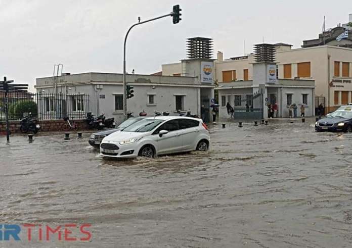 Θεσσαλονίκη: Ισχυρή καταιγίδα και χαλάζι στο κέντρο της πόλης – Ποτάμια οι δρόμοι και πτώσεις δέντρων