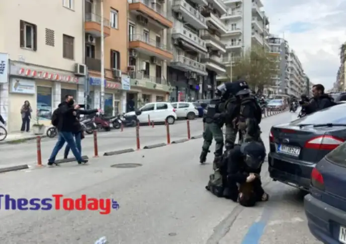 Θεσσαλονίκη: Άνδρας τον ΜΑΤ χτυπά διαδηλωτή – Το φώναζαν άστον είναι παιδί και συνέχιζε απτόητος (Βίντεο)