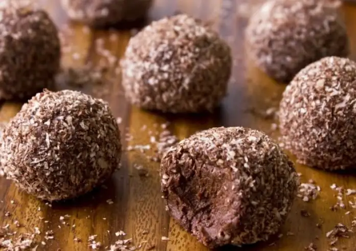 Πεντανόστιμα τρουφάκια σοκολάτας με 3 υλικά και χωρίς προσθήκη ζάχαρης