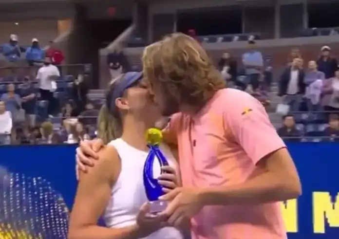 Στέφανος Τσιτσιπάς και Πάουλα Μπαντόσα φιλήθηκαν μέσα στο κορτ μετά την νίκη τους στο «Mixed Madness»