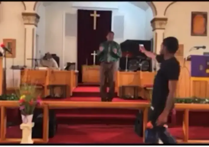 Ένοπλος επιχείρησε να εκτελέσει πάστορα στις ΗΠΑ την ώρα που έκανε κήρυγμα - Δείτε το βίντεο