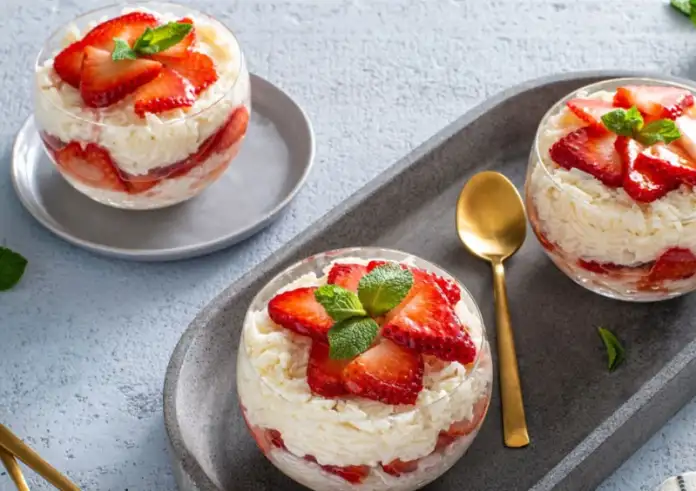 Δροσερή πουτίγκα με φράουλες και βατόμουρα