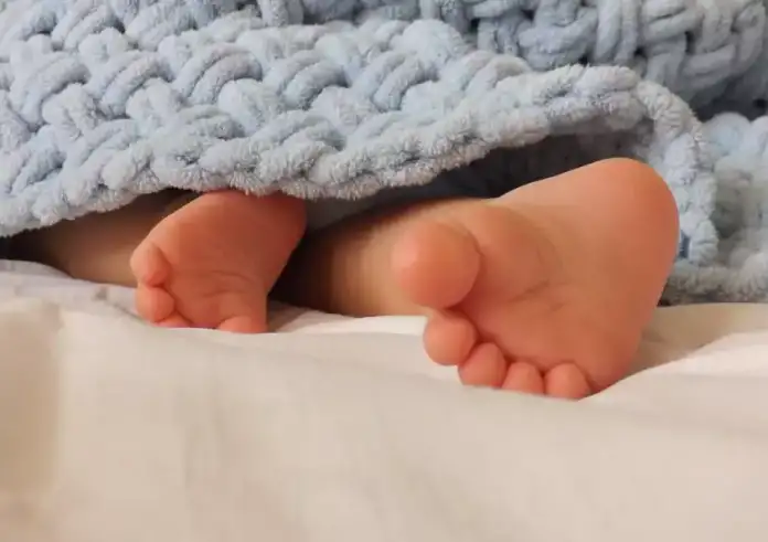 Νεκρό βρέφος πεταμένο στα σκουπίδια στη Βραυρώνα – Συνελήφθησαν οι γονείς του