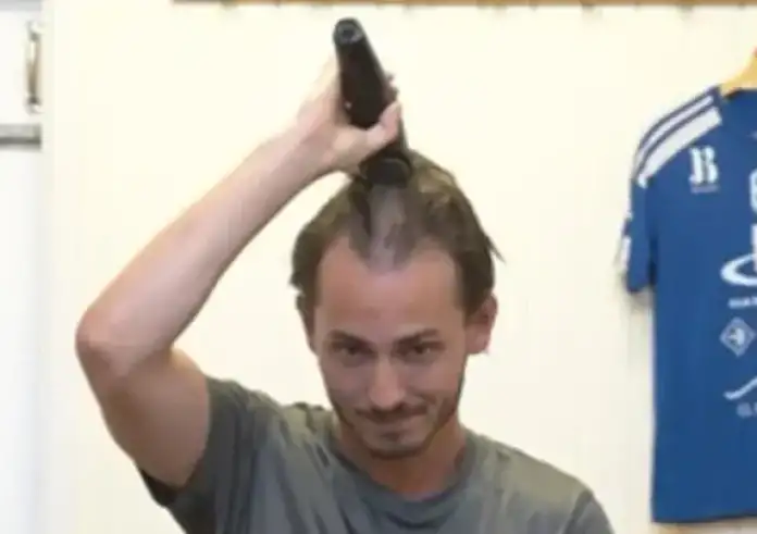 Σουηδία: Ποδοσφαιριστές ξύρισαν το κεφάλι τους για τον αρχηγό τους που πάσχει από καρκίνο – Δείτε βίντεο