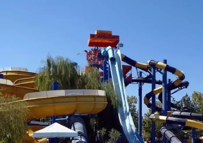 Φωτογράφιζε παιδιά σε νεροτσουλήθρες στην Αττική παριστάνοντας τον γονιό