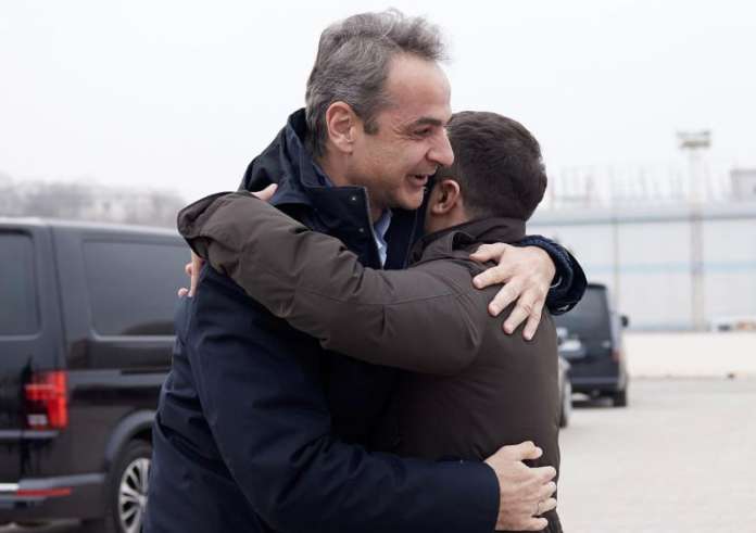 Παραμένουν τα ερωτήματα για ενδεχόμενη μυστική συμφωνία με τον Ζελένσκι παρά τη διάψευση Μητσοτάκη