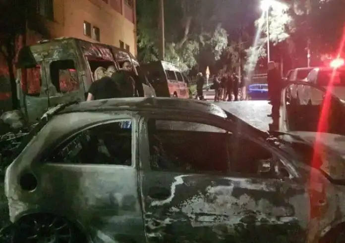 Εμπρηστική επίθεση στου Ζωγράφου: «Έχουν καεί 20 οχήματα, έλιωσαν τα μέταλλα από τις μηχανές μου» – Τι λέει κάτοικος