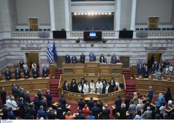 Βουλή: Αγιασμός για την έναρξη της νέας κοινοβουλευτικής περιόδου – Ξαφνική αδιαθεσία της Δόμνας Μιχαηλίδου