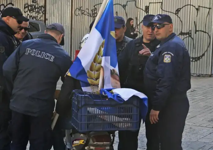 Απρόοπτο στην κηδεία του Σημίτη: Άνδρας πήγε με σημαία του Μεταξά - Παρενέβη η ΕΛ.ΑΣ