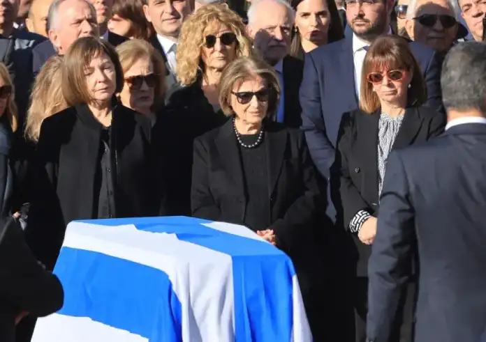 Η Δάφνη Σημίτη θα αποποιηθεί τη σύνταξη του πρώην πρωθυπουργού και θα επιστρέψει το κρατικό αυτοκίνητο