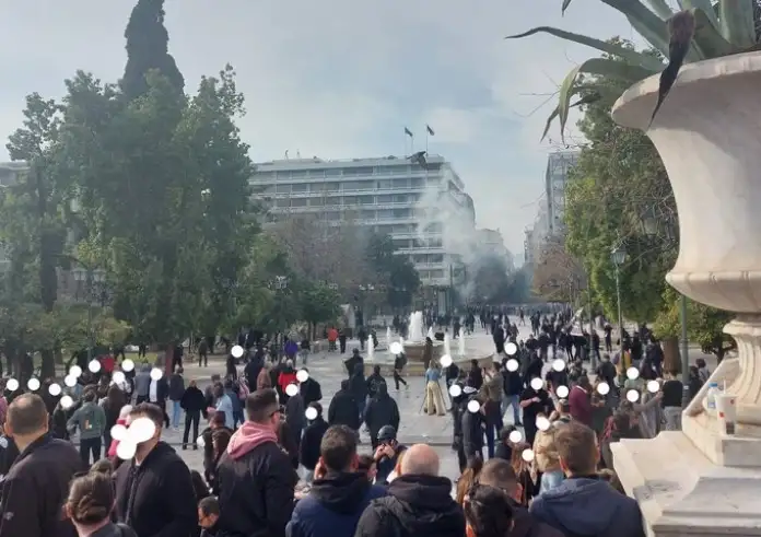 Επεισόδια τώρα στο Σύνταγμα: Μολότοφ στα ΜΑΤ - Απαντούν με δακρυγόνα και κρότου λάμψης